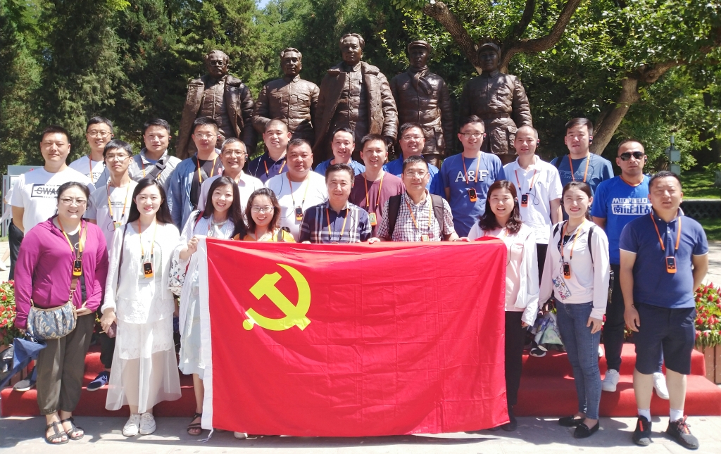 党员代表参观枣园革命旧址